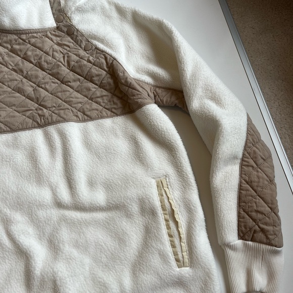 Abercrombie and Fitch asymmetrical snap up fleece cream and white - Picture 3 of 6